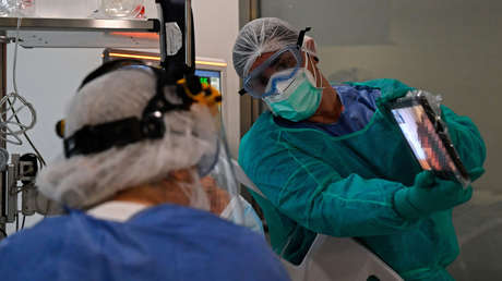 Médico muestra en una imagen numerosos iPads que un hospital usa para que los familiares de pacientes graves con covid-19 puedan despedirse de ellos