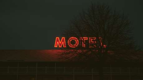 Una mujer infiel se esconde en el techo de una habitación de motel por miedo a su esposo y a la cárcel