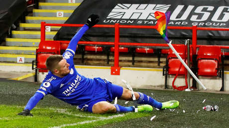 VIDEO: Vardy marca un gol 'in extremis' y recibe una tarjeta amarilla por destrozar el palo del banderín del córner