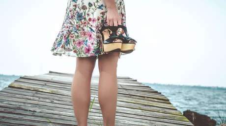 VIDEO: 30 reinas de belleza caen en un estanque al derrumbarse el puente en el que posaban