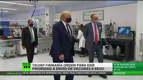 Medios: Trump firmaría la orden de priorizar el envío de vacunas a EE.UU.