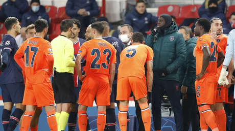 Suspenden el partido entre el PSG y Basaksehir al estallar un escándalo por insulto racista de un árbitro (VIDEO)