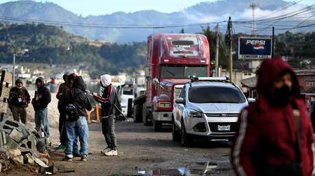 Manifestantes bloquean carreteras al sur de Guatemala en protesta contra el gobierno de Giammattei