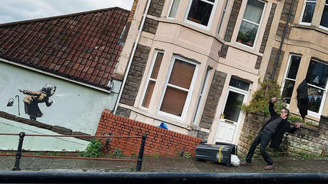 Banksy obsequia al mundo con una obra que refleja la vida bajo pandemia (FOTO)