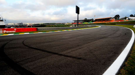 VIDEO: Un conductor despistado se mete a contramano en una pista de Fórmula 1 en plena carrera