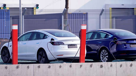 VIDEO: Un Tesla graba el momento en que su dueño es atacado por un hombre con una herramienta metálica