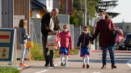 Proponen eliminar los términos 'madre' y 'padre' del registro parental en Suecia
