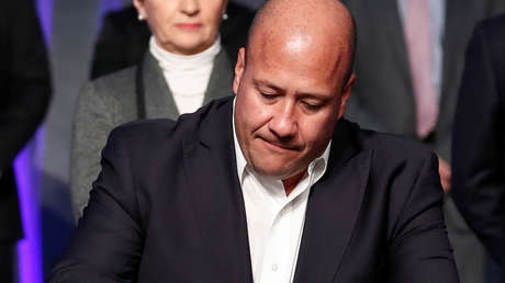 "De fiesta en el peor momento de la pandemia": Un presunto video del gobernador de Jalisco bebiendo en un bar hace estallar las redes sociales