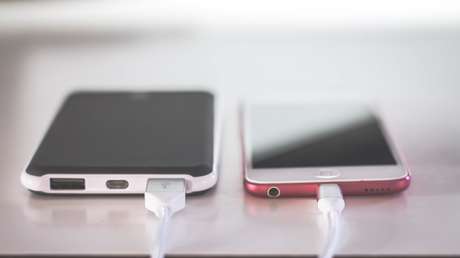 Joven rusa muere electrocutada al caer en la bañera su teléfono conectado al cargador