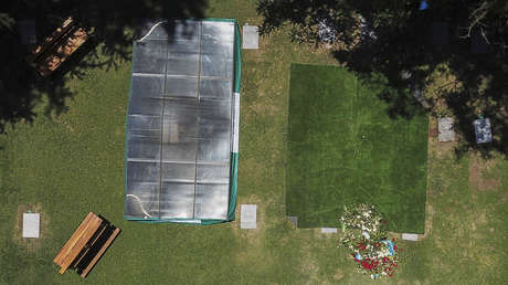 ¿Qué pone en la tumba de Maradona? Excompañeros de selección visitan su sepultura y encuentran dos placas