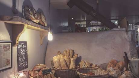 Condenan a estafadora que engañaba a los clientes de su panadería y calentaba pan comprado al por mayor en radiadores