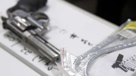 Acusan a los padres de un niño que mató a su primo de un disparo en la cara