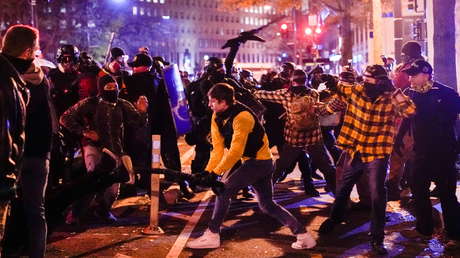 Cuatro manifestantes apuñalados y uno herido de bala en choques entre partidarios y oponentes de Trump