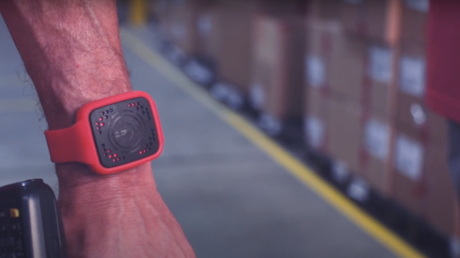 Crean un dispositivo que se enciende y vibra cuando nos acercamos a menos de dos metros de otra persona