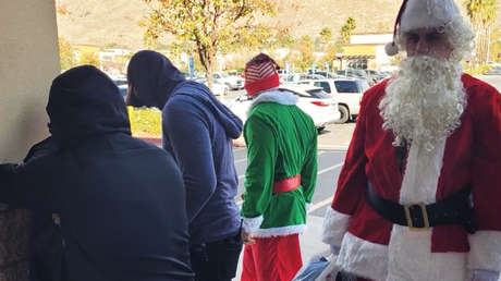 VIDEO, FOTOS: Policías disfrazados de Santa Claus y de elfo detienen a los presuntos ladrones de un auto en EE.UU.