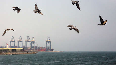 Un petrolero es atacado con un barco cargado de explosivos en Yeda y las autoridades sauditas lo califican de acto terrorista