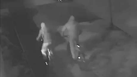 Captan el momento en que tres adolescentes persiguen en sus bicicletas a otro para luego matarlo de 18 puñaladas (VIDEO)