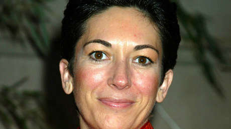 La exnovia de Jeffrey Epstein, acusada de reclutar mujeres y adolescentes para él, ofrece depositar una fianza de 28,5 millones de dólares