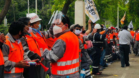 Mineros de Perú llegan al Ministerio de Trabajo en su séptimo día de protestas contra las cesantías