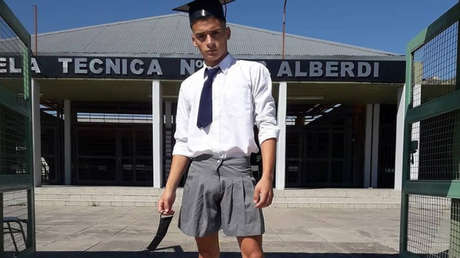 Chicos protestan en falda en Argentina para apoyar a un estudiante al que obligaron a quitársela para graduarse (VIDEOS)