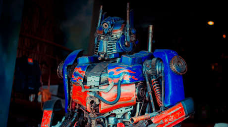 VIDEO: Un hombre convierte autos viejos en asombrosos Transformers