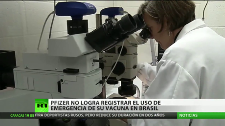 EE.UU. recomienda aprobar el uso de emergencia de la vacuna contra el covid-19 de Moderna, mientras la compañía anuncia que necesita más estudios