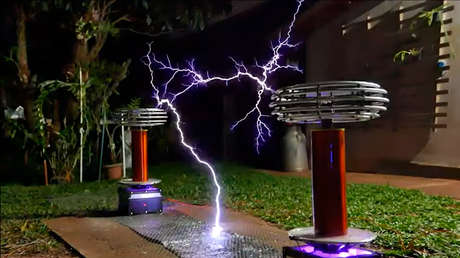 VIDEO: Así suena el himno de la Unión Soviética reproducido por dos bobinas de Tesla