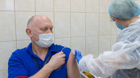 VIDEO: Dos cosmonautas rusos se vacunan con Sputnik V, el fármaco contra el covid-19