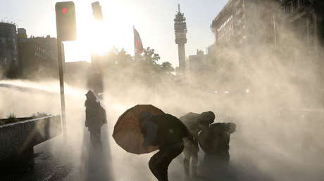 Carabineros dispersan manifestación en Santiago que exige la liberación de los "presos de la revuelta"