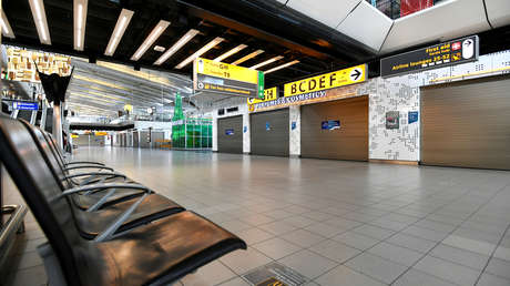 Los Países Bajos suspenden el tráfico aéreo comercial con el Reino Unido por la nueva variante del covid-19, que sería "hasta un 70% más transmisible"