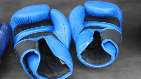 VIDEOS: Un boxeador mexicano juega a lo 'Rocky' y pide a su rival que lo golpee, para luego ser noqueado y mandado fuera del ring