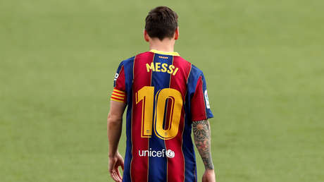 VIDEO: Lionel Messi sorprende con un bonito gesto a uno de sus fanes más fieles, que lo esperaba afuera del Camp Nou