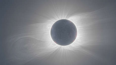 FOTO: Captan un cometa 'suicida' dirigiéndose hacia el Sol durante el eclipse solar total