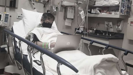 Un maestro corrige exámenes de sus alumnos hasta horas antes de morir