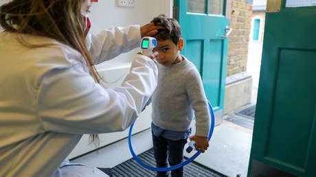 La nueva cepa de coronavirus "parece ser más transmisible en jóvenes y niños", advierte un experto de la OMS