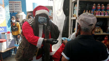 Estrellas de la lucha libre imponen la ley de barbijo a sillazos en las calles de una ciudad mexicana (VIDEOS)