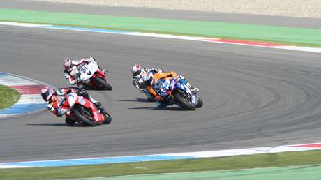 Un motociclista festeja su triunfo antes de tiempo y termina en tercer lugar (VIDEO)