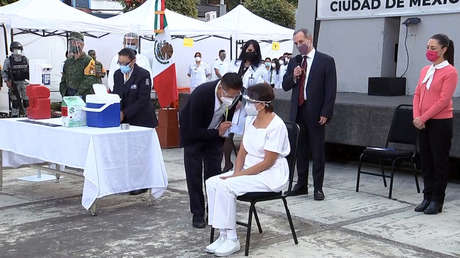 Una enfermera de 59 años es la primera persona en recibir la vacuna de Pfizer contra el covid-19 en México