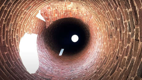 VIDEO: 'Youtuber' lanza dos veces un iPhone 12 Pro desde una torre abandonada y este es el resultado