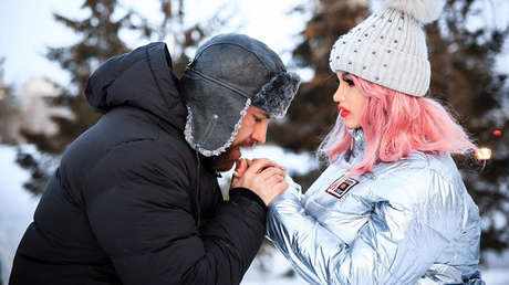 Un culturista que se casó con una muñeca sexual lamenta que se rompió justo antes de Navidad