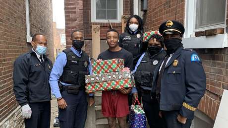 Policía publica una foto de un adolescente enseñando los dedos del medio tras recibir un regalo de parte de los agentes