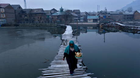 Un hombre 'se apuesta' a su mujer en un juego de azar, deja que sus amigos la violen y le arroja ácido al resistirse