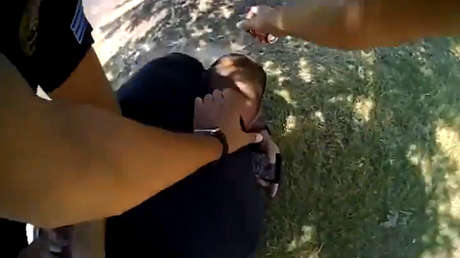 Demanda a los policías de Texas que le rociaron la cara con gas pimienta por grabar el arresto de su hijo (VIDEO)