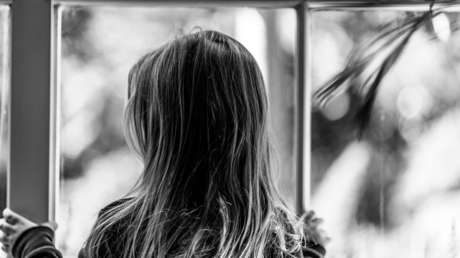 "No quería morir": Una niña de 12 años defiende su casa de un ladrón hasta que llega la Policía