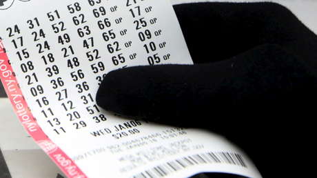 Un profesor de preescolar gana 250.000 dólares a la lotería meses después quedarse sin empleo y perder a su padre