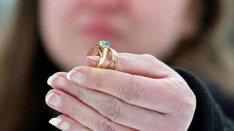 Una mujer recibe por Navidad la réplica del anillo que vendió para pagar las facturas cuando sus hijos eran pequeños (VIDEO)