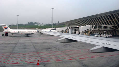 Una pista y dos historias: piloto homenajea a su padre accidentado en el aeropuerto de Bilbao hace más de 40 años