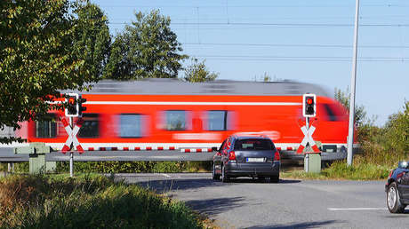 VIDEO: Un tren arrolla un auto atascado sobre las vías pero el conductor sobrevive con apenas raspones en una mano