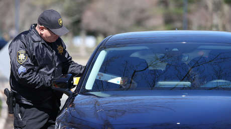 Arrestan a un joven en EE.UU. tras ser sorprendido quemando un cadáver en el patio de su casa