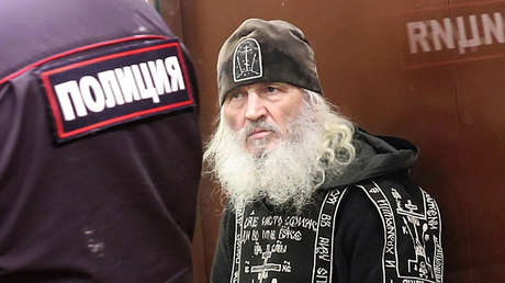 Un exsacerdote que negó la existencia del coronavirus y ocupó un convento durante meses es arrestado por incitar al suicidio